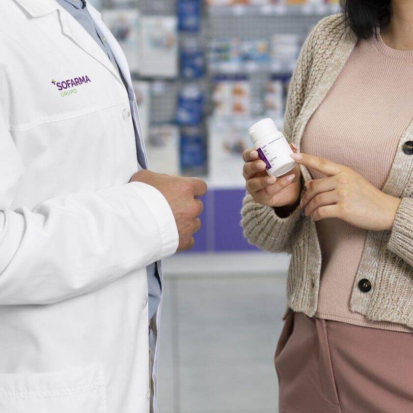 Farmacêutico Sofarma a entregar medicamento manipulado personalizado a cliente em farmácia